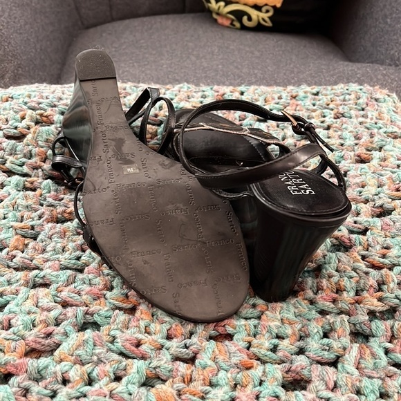 Franco Sarto wedged sandals size 8m with brass stud details on front of sandals - Picture 4 of 4